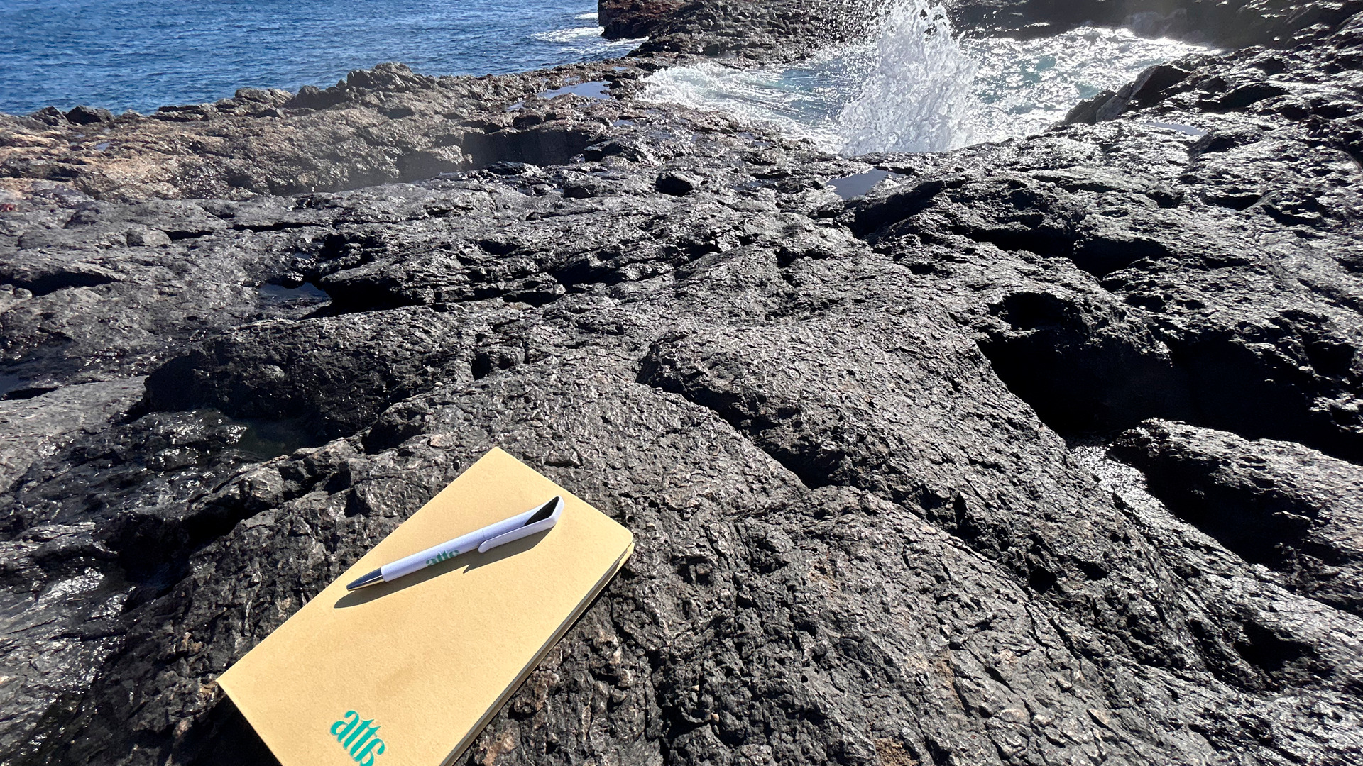 atta psicología foto portada pagina blog_en primer plano aparece un blog de notas con el logotipo de atta en su esquina inferior derecha sobre unas rocas de la costa del municipio de telde